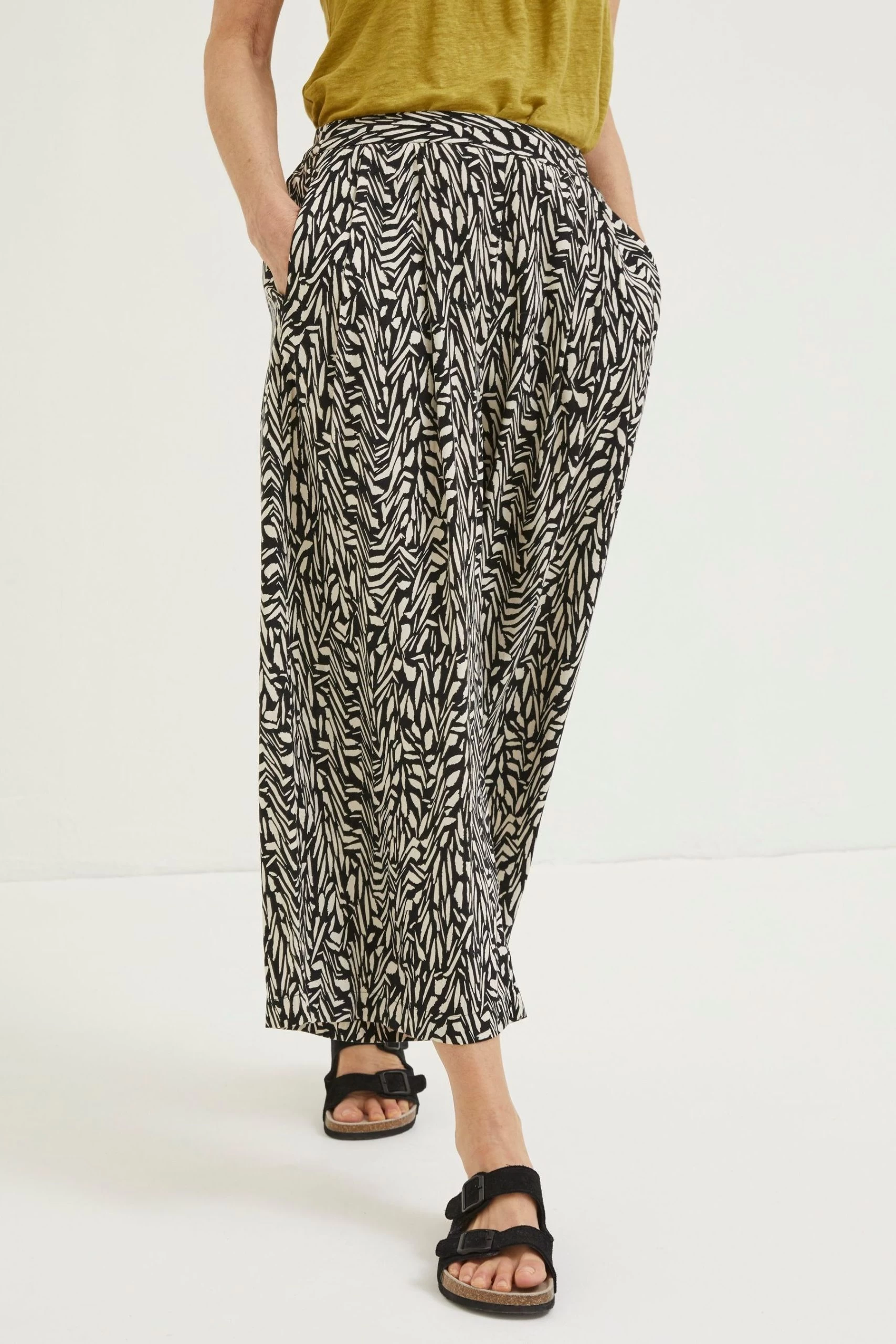 FatFace Shirwell Paint Stroke Black Trousers 1 FatFace Shirwell Paint Stroke Black Trousers