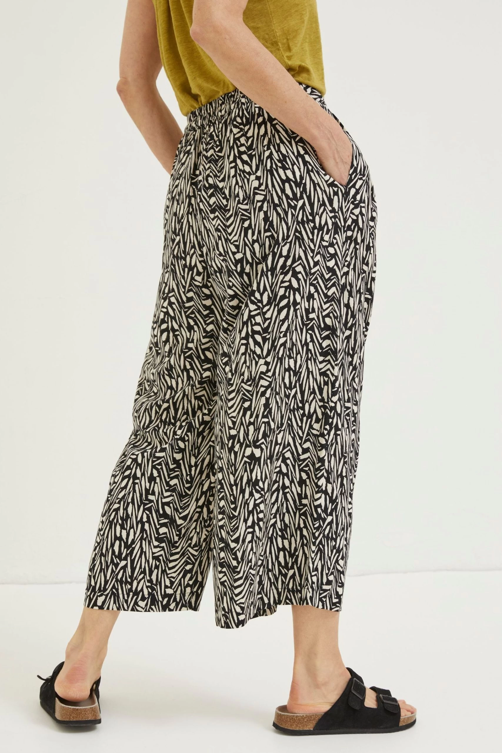 FatFace Shirwell Paint Stroke Black Trousers 2 FatFace Shirwell Paint Stroke Black Trousers - Image 2